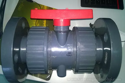 Van bi nhựa mặt bích