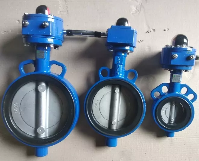 van bướm thân gang cánh inox tay quay